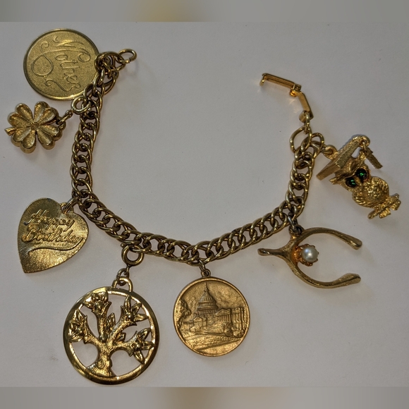 VTG GOLD TONE FAUX PEARL & RHINESTONE CHUNKY CHARM BRACELET - Picture 5 of 10